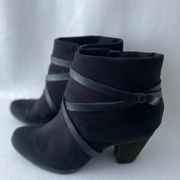 Crown Vintage Shoes - Crown Vintage Size 8M Black Block Heel Bootie.